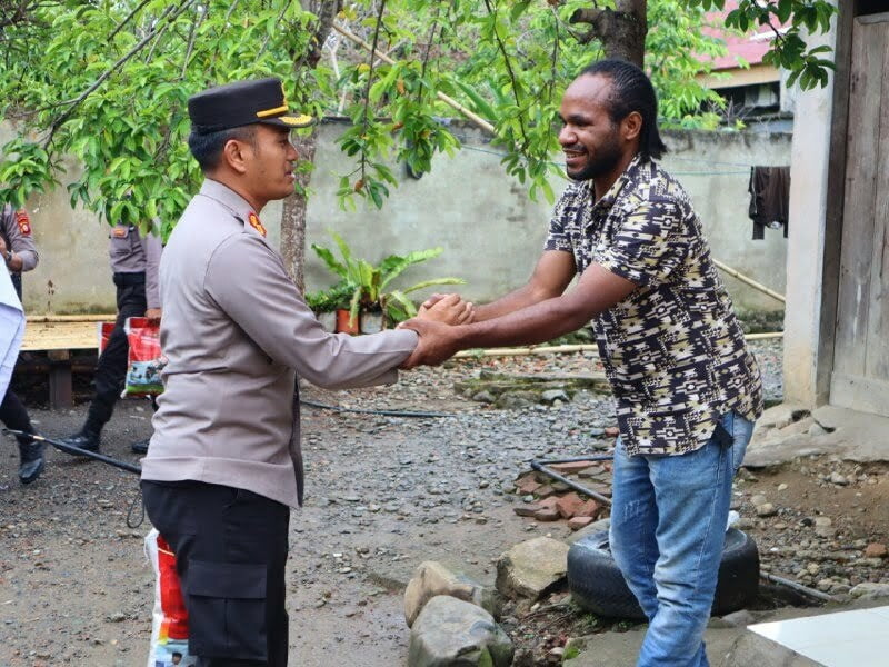 Polres Palopo Berbagi Paket Sembako Kepada Masyarakat Yang Terdampak Kenaikan BBM | NEWS TV