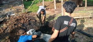 Dramatis, Damkar Lampung Selatan Menyelamatkan Sapi Terpelosok di Septic Tank