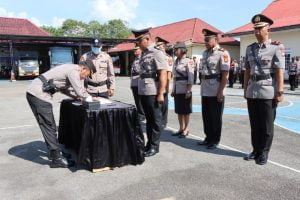 Kapolres Palopo Pimpin Upacara Serah Terima Jabatan Tiga Perwira menengah Polres Palopo