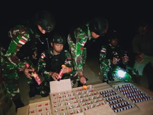 Satgas Yonif 725/Woroagi Amankan 2 Orang Warga Beserta Ratusan Miras Ilegal di Tapal Batas Papua