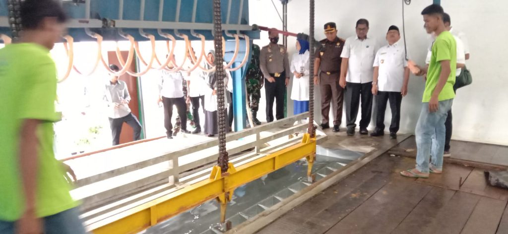 Penguatan Daya Saing Produk Kelautan, Bupati Pasangkayu Resmikan Pabrik Es Balok