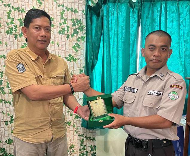 Tiga Karyawan Berprestasi, PT Mamuang Serahkan Cinderamata