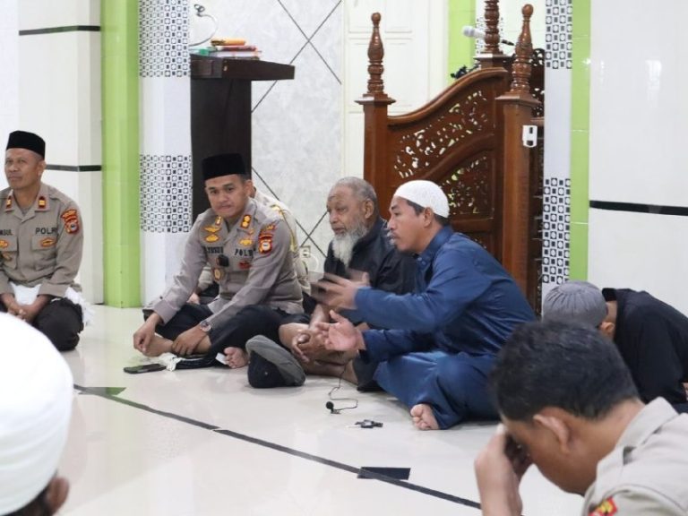 Bentuk Upaya Mendekatkan Diri Polisi Dan Masyarakat Kapolres Palopo Melaksanakan Syafari Subuh