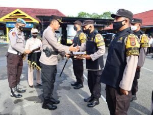 Kapolres Palopo Muh. Yusuf Usman Memberikan Rewards Pada Anggota Yang Berprestasi