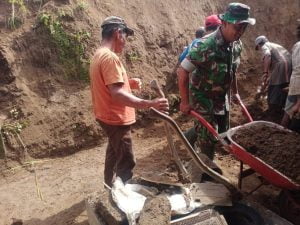 Wujud Nyata, Anggota Koramil Gandusari Bantu Warga Binaannya Bersihkan Material Akibat Bencana Tanah Longsor