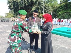 SMAN Satu Makassar Menyelenggarakan Upacara Dan Ziarah Kubur Peringatan Hari Pahlawan