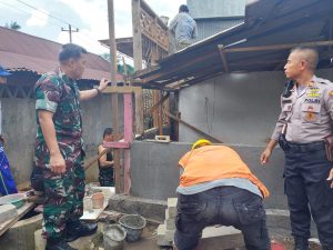 Dandim 1408/Mks Bersama Tripika Tamlandrea Bekerja Sama  Melakukan Bedah Rumah Tidak Layak Huni