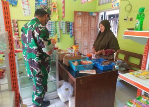 Cek Ketersediaan Minyak Goreng, Babinsa Pos Selopuro Blusukan Ke Toko Toko Yang Ada Wilayah Binaannya