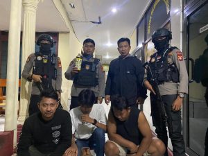 Tim PATMOR 633 Polrestabes/Mks, Mengamankan 3 Pemuda Yang Sedang Melakukan Pesta Miras