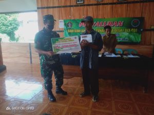Dampingi Pembagian BLT DD, Babinsa Pos Wonotirto Himbau Warga Agar Tetap Patuhi Protkes