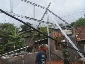 Panas Maupun Hujan Tidak Menyurutkan Personel Kodim 1408/MKS Dalam Bedah Rumah Tidak Layak Huni.