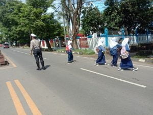 Sat Lantas Polres Takalar Lakukan Pamtur Lantas Atensi Jam Pulang Sekolah