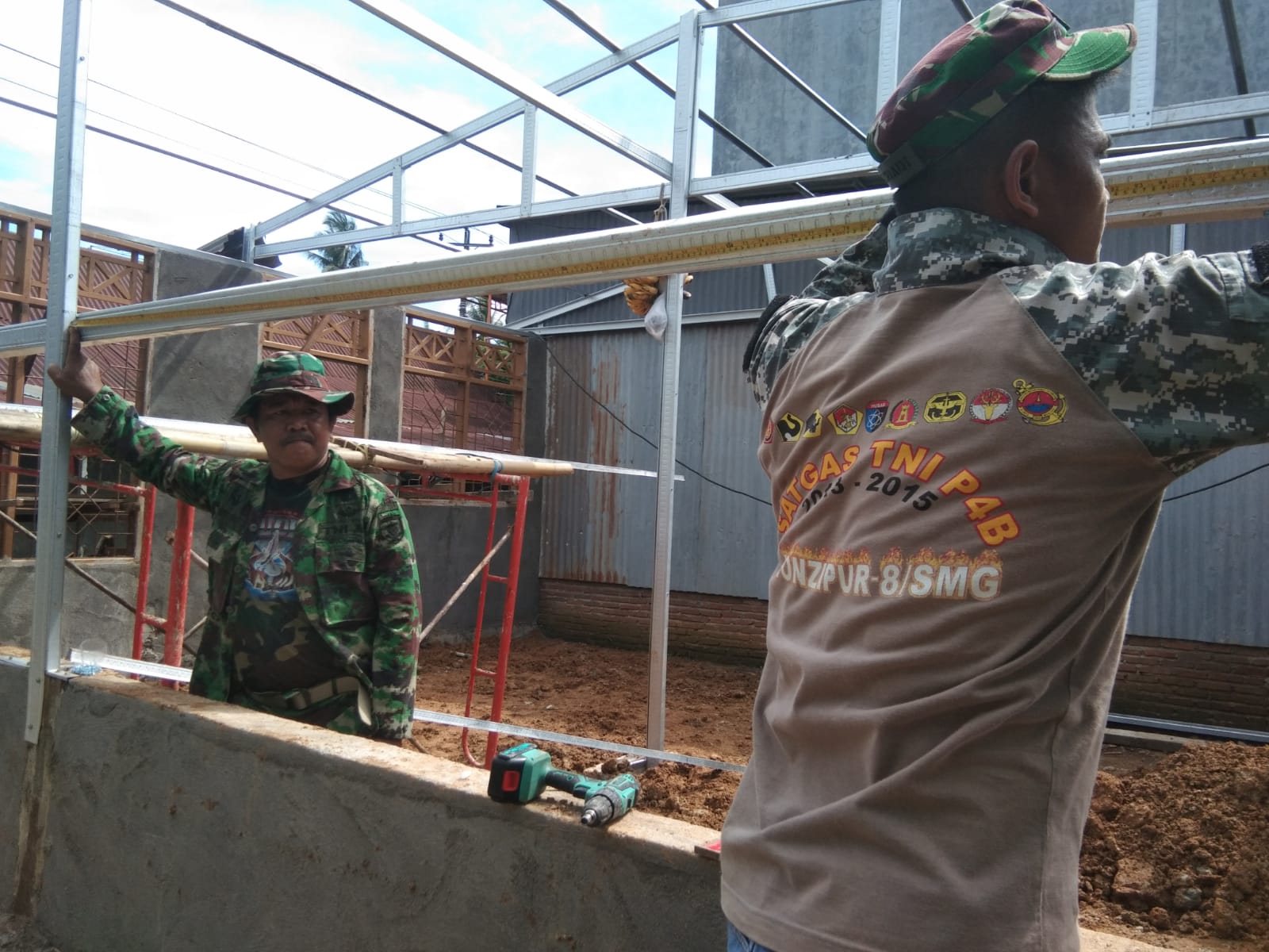 Sangat Mengharukan, Kodim 1408/Makassar Masih Tetap Semangat Rehab Rumah Warga Tak Layak Huni Meskipun Dihari Libur | NEWS TV