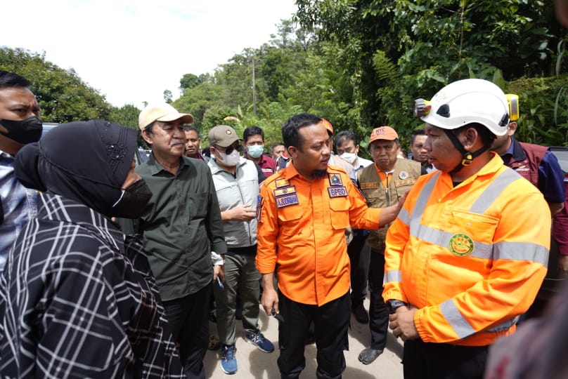 Gubernur Sulsel Bersama Menteri Sosial Tinjau Longsor di Gowa | NEWS TV