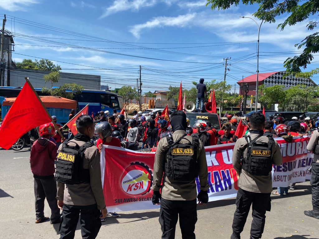 Tim Patmor 633 Polrestabes Makassar Kawal Aksi Demo di kantor Gubernur Sulsel