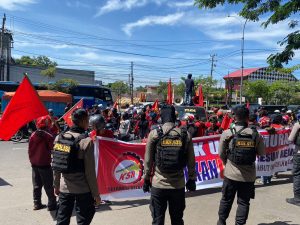 Tim Patmor 633 Polrestabes Makassar Kawal Aksi Demo di kantor Gubernur Sulsel