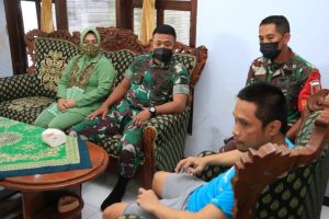Wujud Perhatian, Dandim 0808/Blitar Gelar Anjangsana Ke Rumah Anggota Yang Sedang Sakit