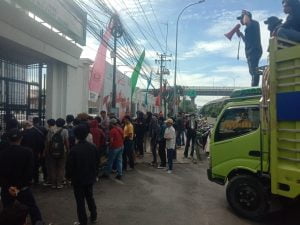 Koalisi Pemerhati Korupsi Sulsel Berorasi didepan Gedung Kejati Sulsel
