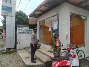 Ciptakan Kondusifitas Wilayah, Anggota Pos Selopuro Bersama Personel Polsek Gelar Patroli Gabungan