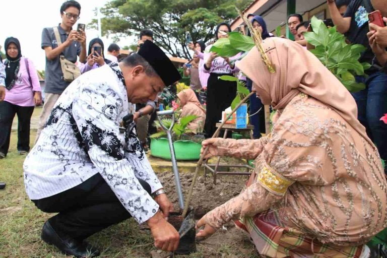 Gerakan Satu Siswa Satu Pohon Warnai Peringatan Hari Guru di Bulukumba