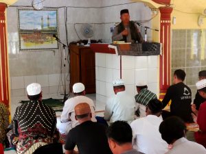 Melalui Giat Safari Jum’at, Kapolsek Galsel Bertindak Langsung Sebagai Khotib