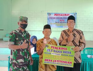 Pastikan Tepat Sasaran, Babinsa Pos Selopuro Dampingi Kegiatan Penyaluran BLT DD Warga Binaannya