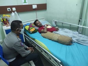 Kasat Lantas Polres Takalar Jenguk Anggotanya Yang Sedang Sakit