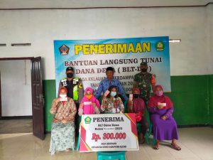 Pastikan Berjalan Lancar Dan Aman, Babinsa Koramil Doko Dampingi Penyaluran BLT DD Kepada Warga Binaannya