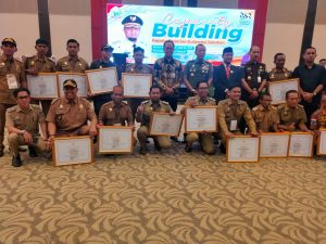 Kades Malimpung Pinrang Terima Piagam Penghargaan Gubernur Sulsel