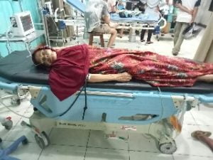 Kepala Desa Basseang Bantu Warga Yang Sakit