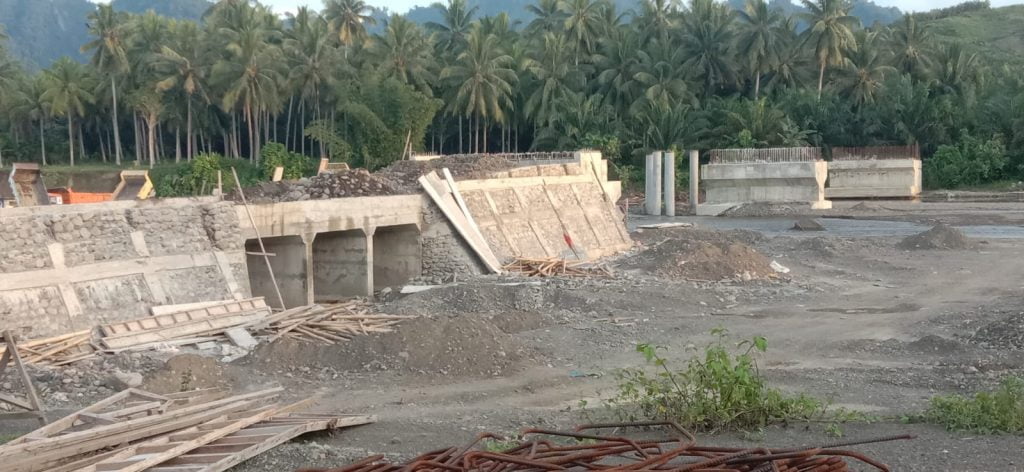 Pengecoran Abutment Jembatan Ujung Baru-Wulai, Diduga Menimbulkan Kecurangan Material | NEWS TV