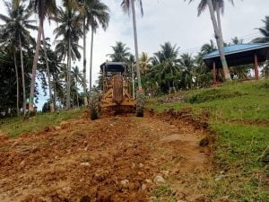 PT Mamuang Kerahkan Greader, Bantu Perbaikan Jalan Desa Batu Oge