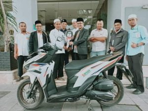 Pemberian bantuan dari YBM BRILiaN-LAZNAS BMH untuk Da’i Sulsel.