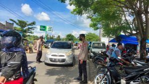 Cegah Kemacetan, Polsek Marbo Polres Takalar Gelar Giat Pengaturan Lalin di Depan Pasar Lengkese