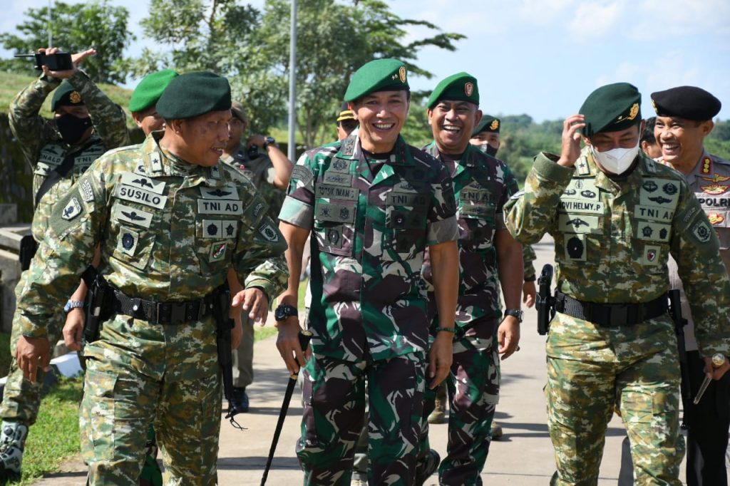 Sambut Pangdivif-3/Kostrad Yang Baru, Pangdam Hasanuddin Berharap Sinergitas Tetap Terjalin Dengan Baik | NEWS TV