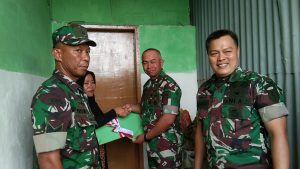 Kasdam XIV/Hasanuddin Didampingi Dandim 1408/Mks Menyerahkan Kunci Hasil Bedah Rumah