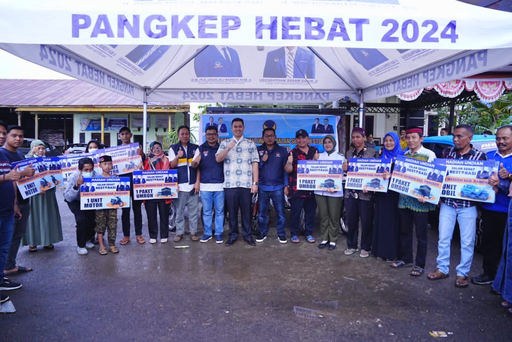 Ketua DPD Nasdem Pangkep Menyerahkan Hadiah Kepada Pemenang Jalan Santai Restorasi