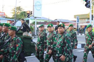 Kasdam XII/Tpr Ikut Berjalan Kaki Pada Etape Terakhir Gerak Jalan Peleton Pembawa Simbol YWPJ
