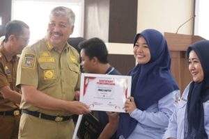 Operator Dapodik,Terima Penghargaan Dari Bupati Pinrang
