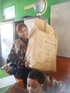 Antusias Orang Tua siswa kelas 1B Dalam Mengapresiasi Guru