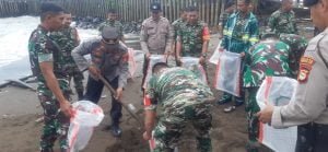 Sinergitas TNI-Polri di Galesong Bantu Warga Cegah Abrasi