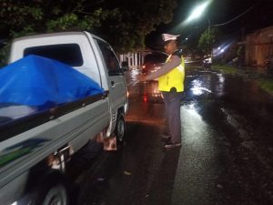 Satlantas Polres Takalar Laksanakan Patroli Gatur Lalu Lintas Di Jalan Yang Banjir.