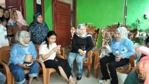 Astriwidiyawati Rusdi berserta keluarga mengunjungi Rumah di Dusun Saro’ Desa Kanaeng
