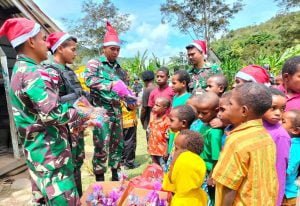 Cara Satgas Yonif Raider 142/KJ Rayakan Natal Bersama Anak-anak Jayawijaya