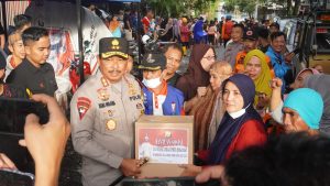 Kapolda Sulsel Serahkan 100 Paket Sembako Ke Korban Banjir Di Makassar