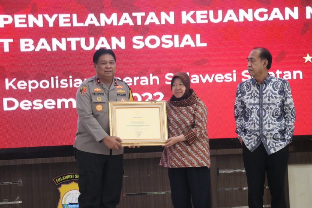 MENSOS RI BERI PENGHARGAAN POLDA SULSEL UNGKAP KORUPSI BANTUAN COVID 19 SENILAI 20 MILYAR