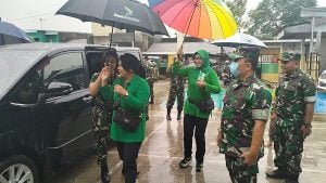 Kasdim 1408/Mks mendampingi Ibu Ketua Persit KCKXIV /HSN Berkunjung dilokasi Banjir