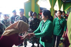 Kepedulian Persit KCK Daerah XIV Hasanuddin Beri Bantuan Korban Banjir di Manggala*