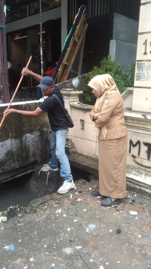 PLT Lurah Labuang Baji Turun Tangan Membersihkan Drainase Tersumbat Akibat Sampah | NEWS TV