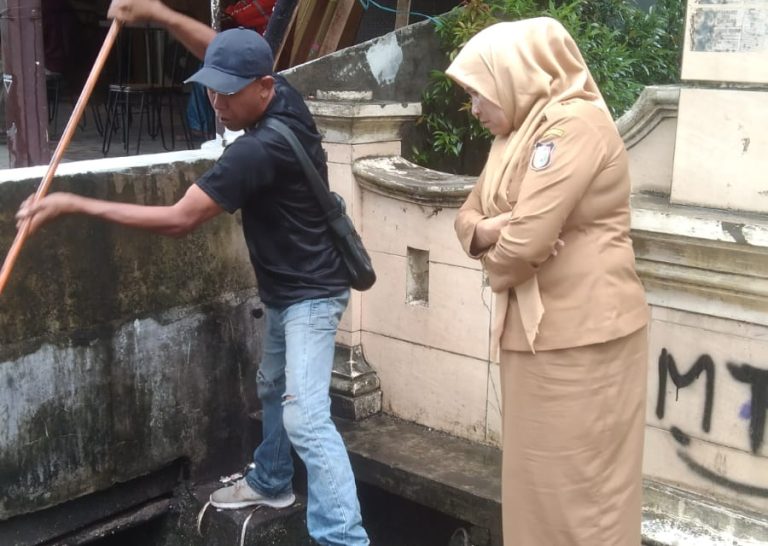 PLT Lurah Labuang Baji Turun Tangan Membersihkan Drainase Tersumbat Akibat Sampah